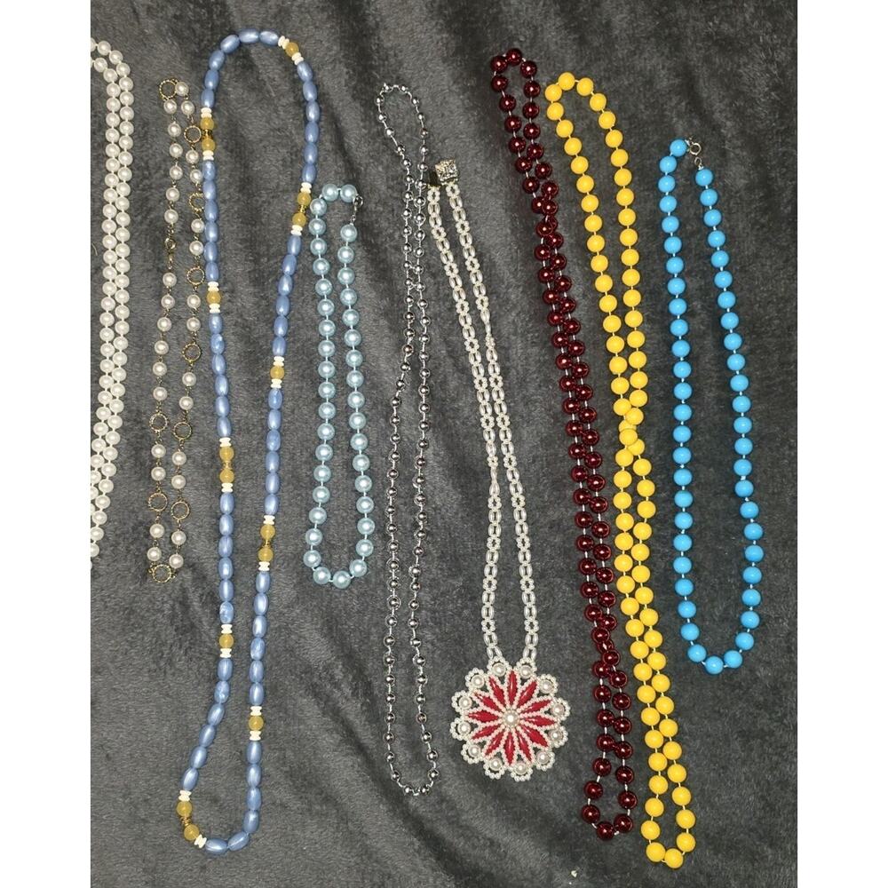 EUC Large Vintage To Now Costume Jewelry Necklace Lot Faux Pearls Beads Estate - Picture 3 of 4